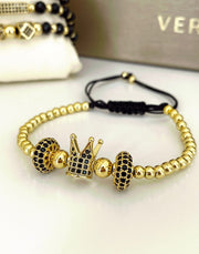 Μοντέλο βραχιόλι με χρυσές χάντρες και στέμμα με μαύρα βότσαλα